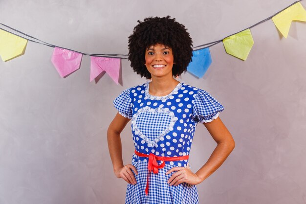 Mujer afro brasileña con ropa típica de la Festa Junina