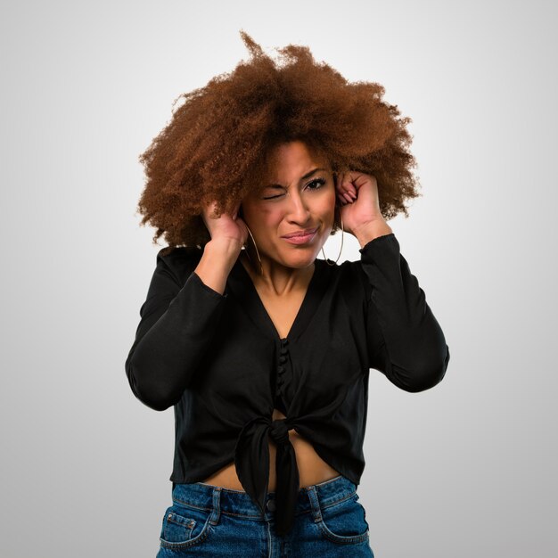 Mujer afro cubriendo sus orejas