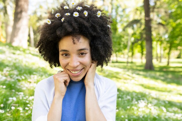 mujer afro con flores en el pelo