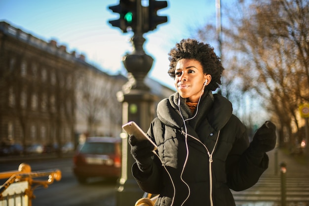 Foto mujer afro en invierno en un paseo