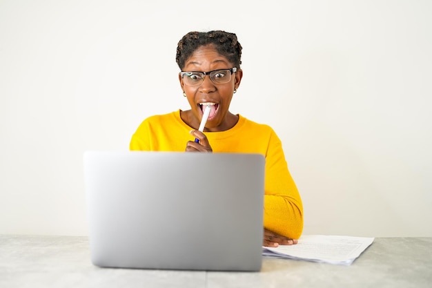 Mujer afro joven con una idea de teletrabajo