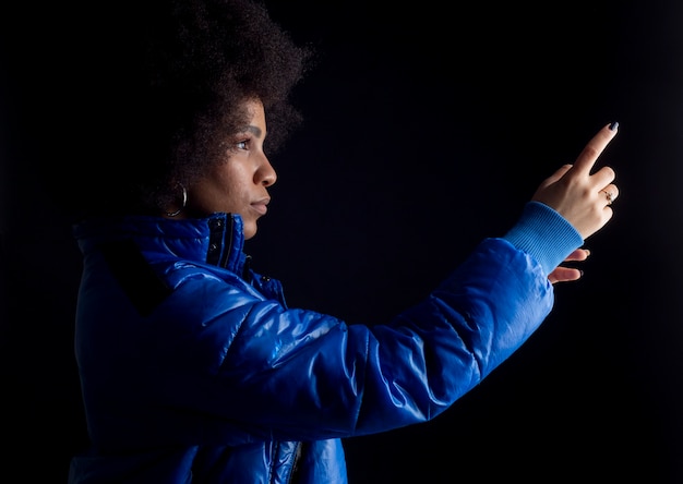 Mujer afro mixta posando sobre fondo oscuro ropa urbana grabación de estudio de música hip hop