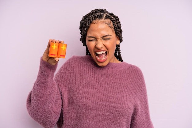 Mujer afro negra gritando agresivamente, luciendo muy enojada. concepto de batería