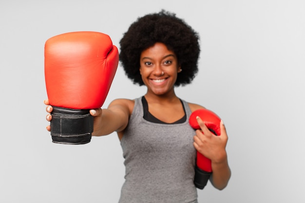 mujer afro negra con guantes de boxeo.