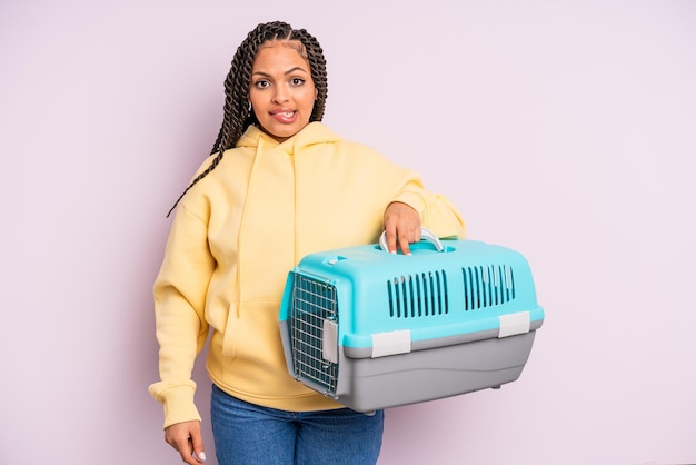 Foto mujer afro negra que parece desconcertada y confundida. concepto de contenedor de viaje para mascotas