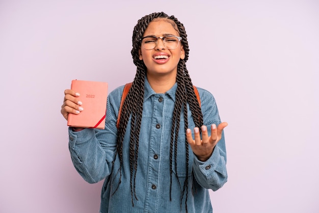 Mujer afro negra que parece desesperada, frustrada y estresada. calendario estudiantil o concepto de agenda