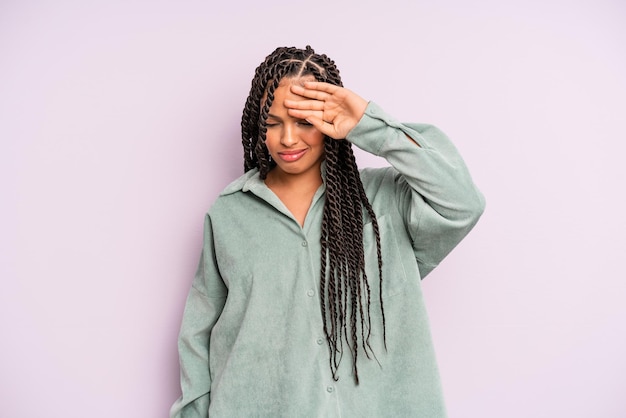 Mujer afro negra que parece estresada, cansada y frustrada, secándose el sudor de la frente, sintiéndose desesperada y exhausta