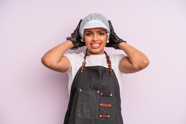 mujer afro negra que se siente estresada, ansiosa o asustada, con las manos en la cabeza. concepto de pescadería