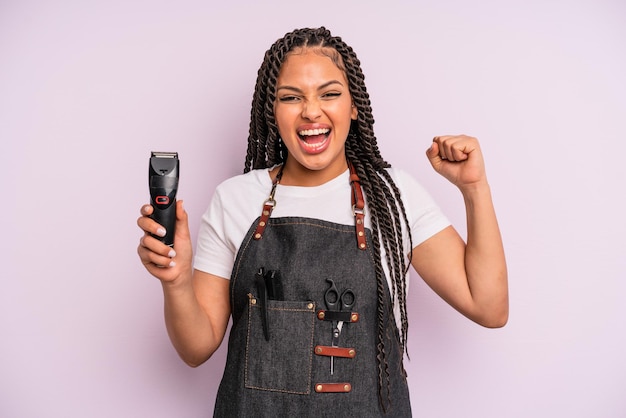 Mujer afro negra que se siente sorprendida, riendo y celebrando el éxito del concepto de peluquería