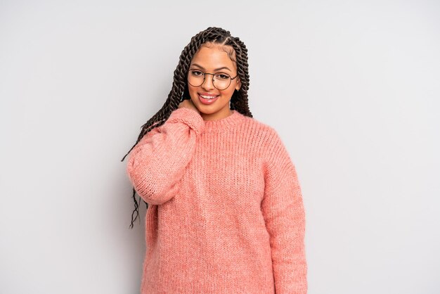 Mujer afro negra riendo alegre y confiadamente con una sonrisa casual feliz y amistosa