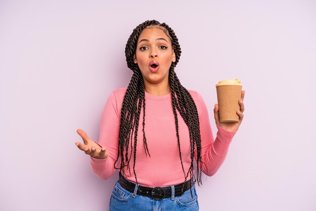 mujer afro negra sorprendida, conmocionada y asombrada con una sorpresa increíble. café para llevar