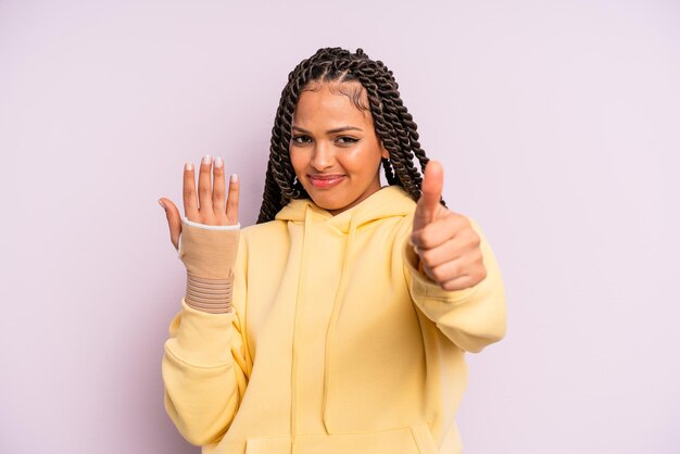 mujer afro negra con trenzas. concepto de mano rota