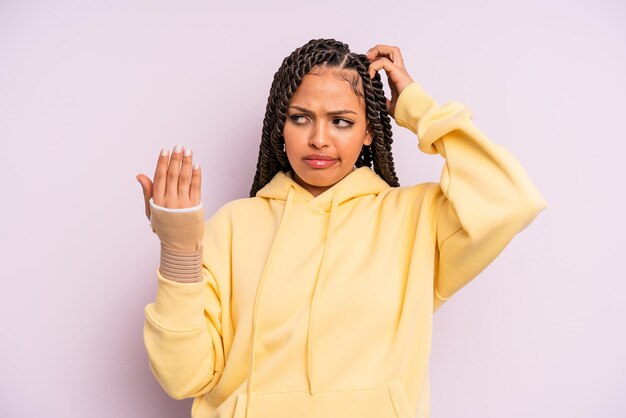 Mujer afro negra con trenzas. concepto de mano rota