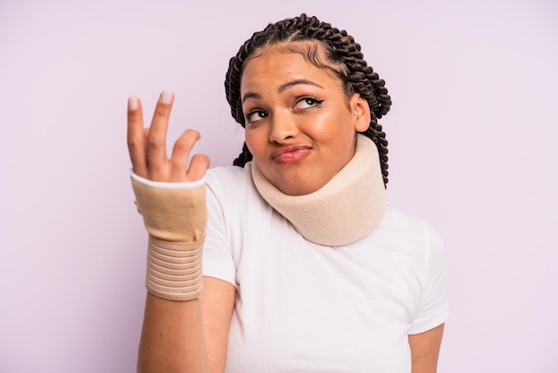 mujer afro negra con trenzas con dolor después de un accidente