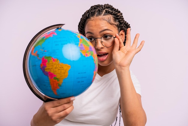 mujer afro negra con trenzas con modelo de planeta tierra