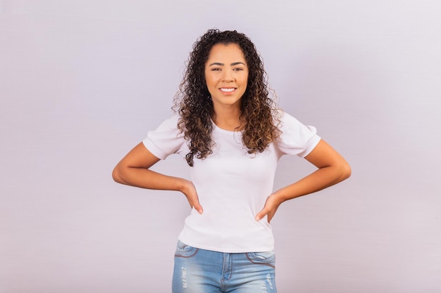 Mujer afro con pelo rizado sonriendo a la cámara