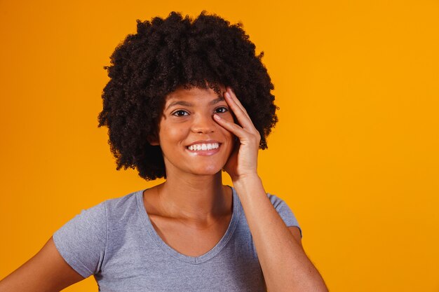 Mujer afro con pelo rizado