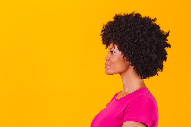 Mujer afro de perfil con espacio para texto
