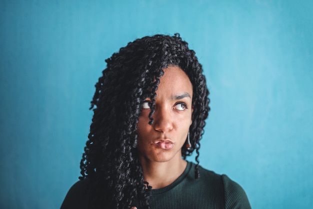 Mujer afro preguntando