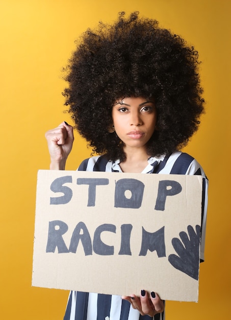 Foto mujer afro protestando contra el racismo