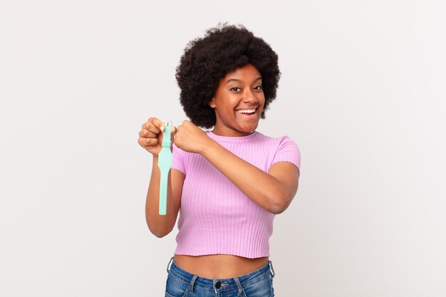 Mujer afro que se siente feliz, positiva y exitosa, motivada cuando se enfrenta a un desafío o celebra buenos resultados, mira el concepto