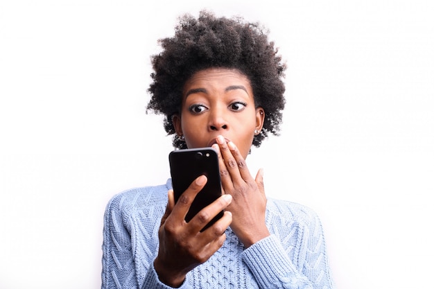 Mujer afro recibiendo un texto