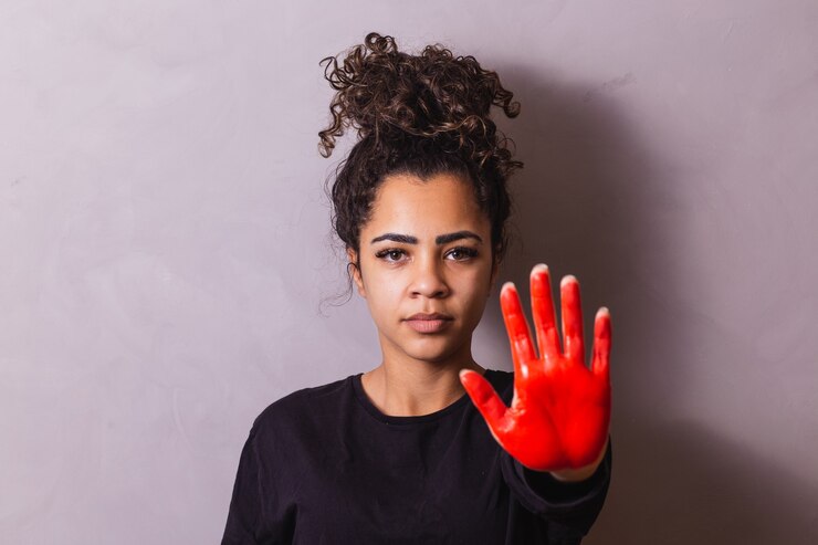 Foto mujer afro con rojo pintado a mano con concepto de parada