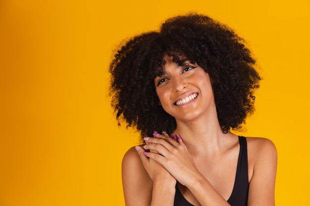 Mujer afro sonriendo a la cámara