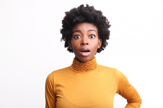 Mujer afro sorprendida