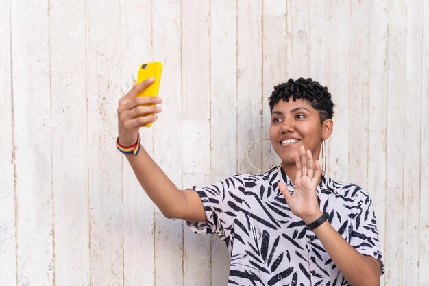 Mujer afro tomando selfie en un día soleado