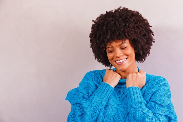 Foto mujer afro vestida para el invierno