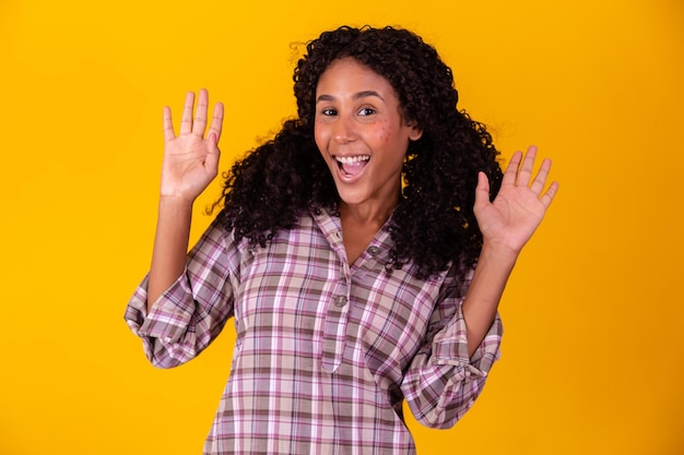 Mujer afro vestida con traje de fiesta de junio gritando