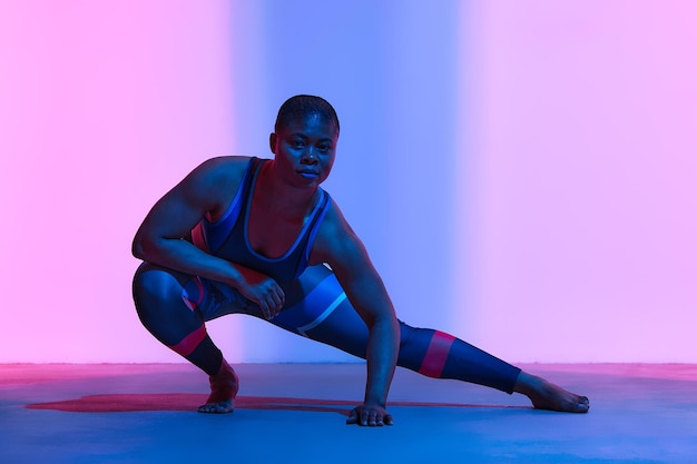 Mujer afroamericana adelgazante corporal positiva en ropa deportiva entrenamiento moda foto de estudio Publicidad foto copyspace