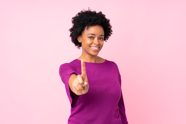 Mujer afroamericana aislada mostrando y levantando un dedo