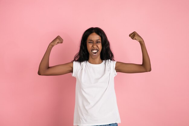 Mujer afroamericana aislada sobre fondo rosa, copyspace