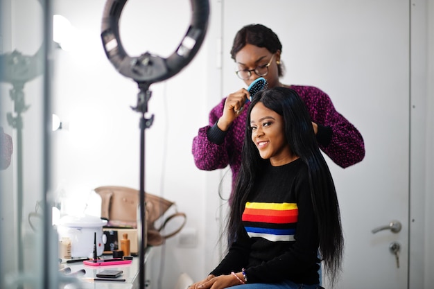 Mujer afroamericana aplicar peluquería o estilista en salón de belleza.