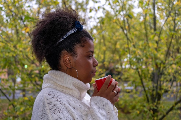 Mujer afroamericana bebiendo té