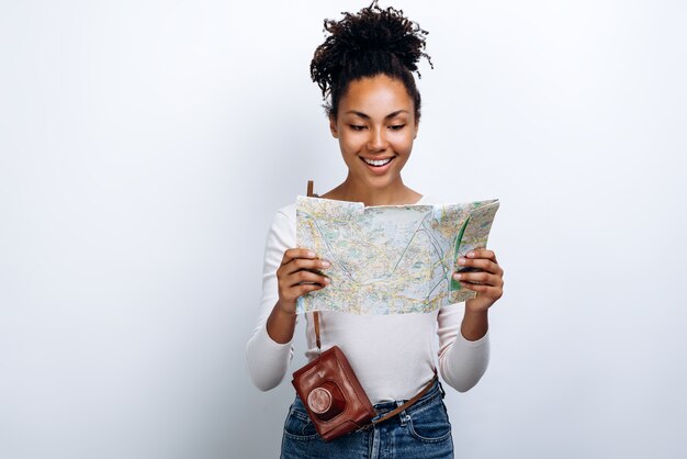 Mujer afroamericana en una blusa blanca con un mapa