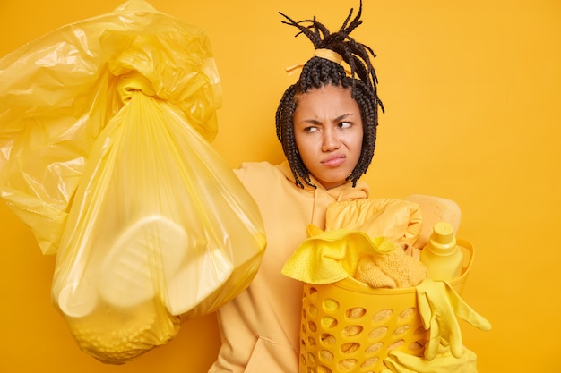 Foto mujer afroamericana disgustada con rastas sostiene bolsa de polietileno