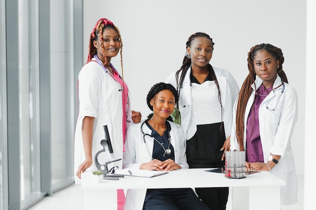 Mujer afroamericana doctora negra y grupo médico