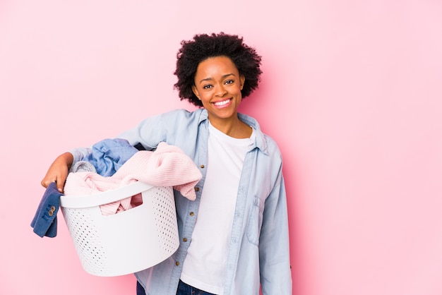 La mujer afroamericana de la Edad Media que lavaba la ropa aisló la sonrisa confiada con los brazos cruzados.