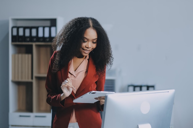Una mujer afroamericana emocionada sentada en el escritorio se siente eufórica al ganar la lotería en línea una mujer negra feliz encantada de recibir un correo en una computadora portátil que es promovida en el trabajo una niña birracial asombrada lee buenas noticias en la computadora