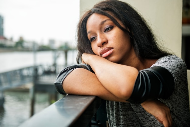 Mujer afroamericana está sentado pensativo