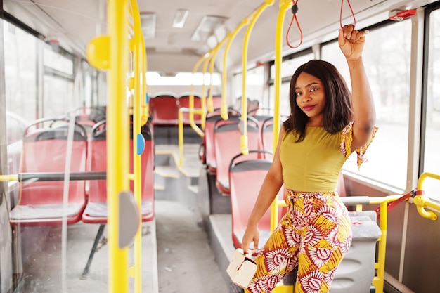 Foto mujer afroamericana con estilo joven que viaja en un autobús