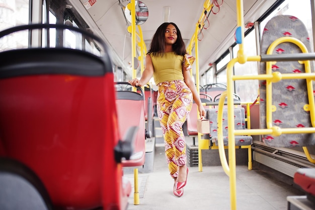 Mujer afroamericana con estilo joven que viaja en un autobús