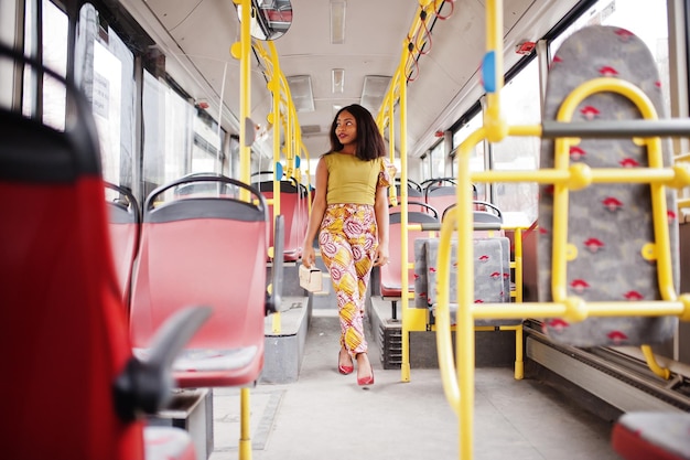 Foto mujer afroamericana con estilo joven que viaja en un autobús