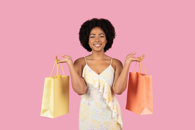 Foto mujer afroamericana feliz con bolsas de compras