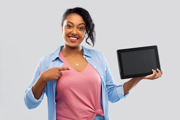 mujer afroamericana feliz mostrando la tableta PC