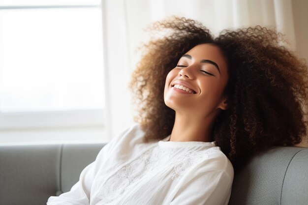 Mujer afroamericana feliz relajándose en el sofá en casa IA generativa