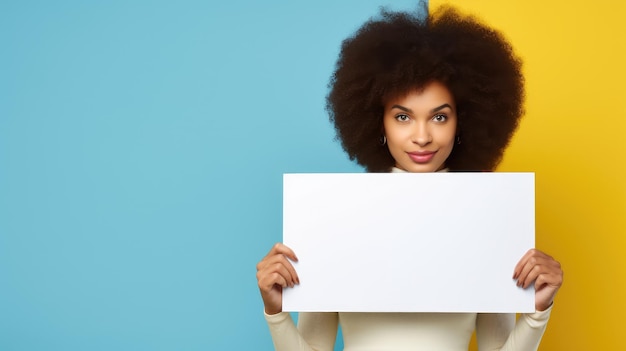 Mujer afroamericana feliz sosteniendo un cartel blanco en sus manos IA generativa